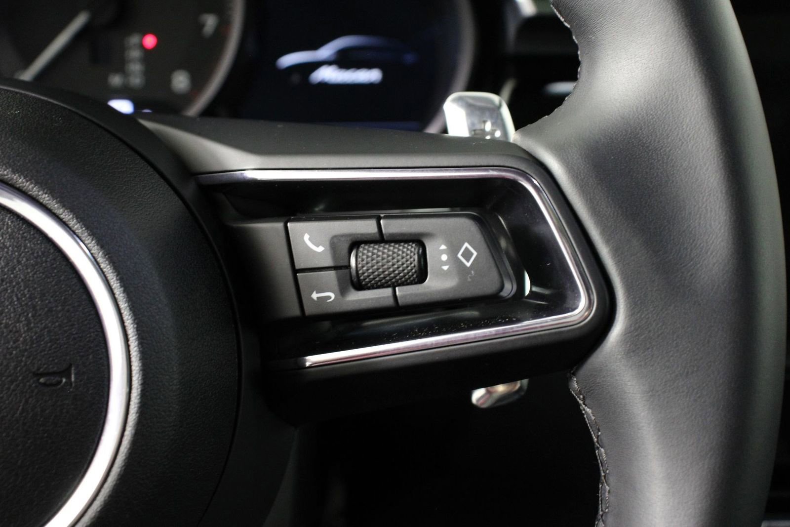 Certified 2025 Porsche Macan image 15