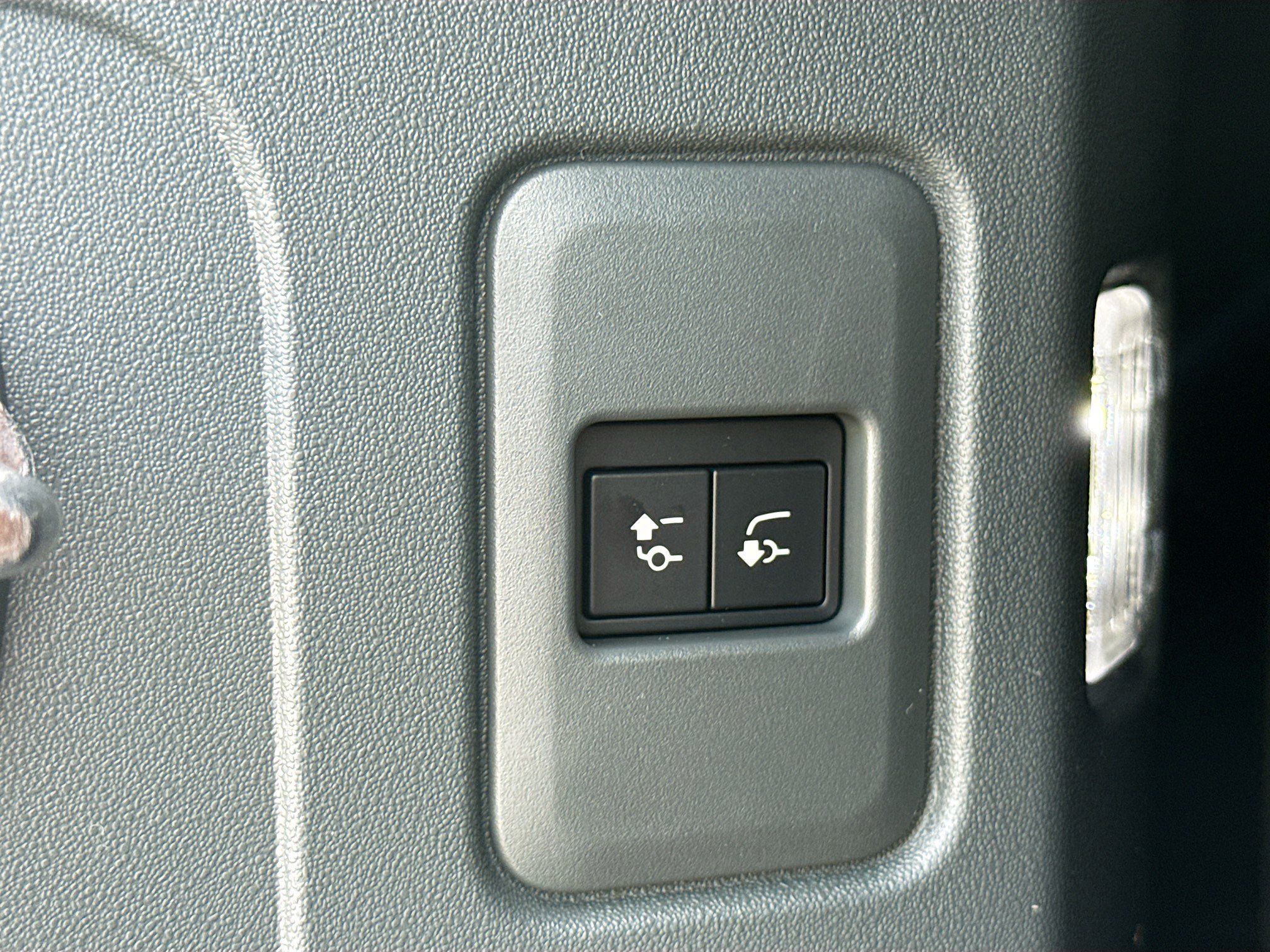 New 2026 Land Rover Defender 110 X-Dynamic SE AWD/4WD image 13