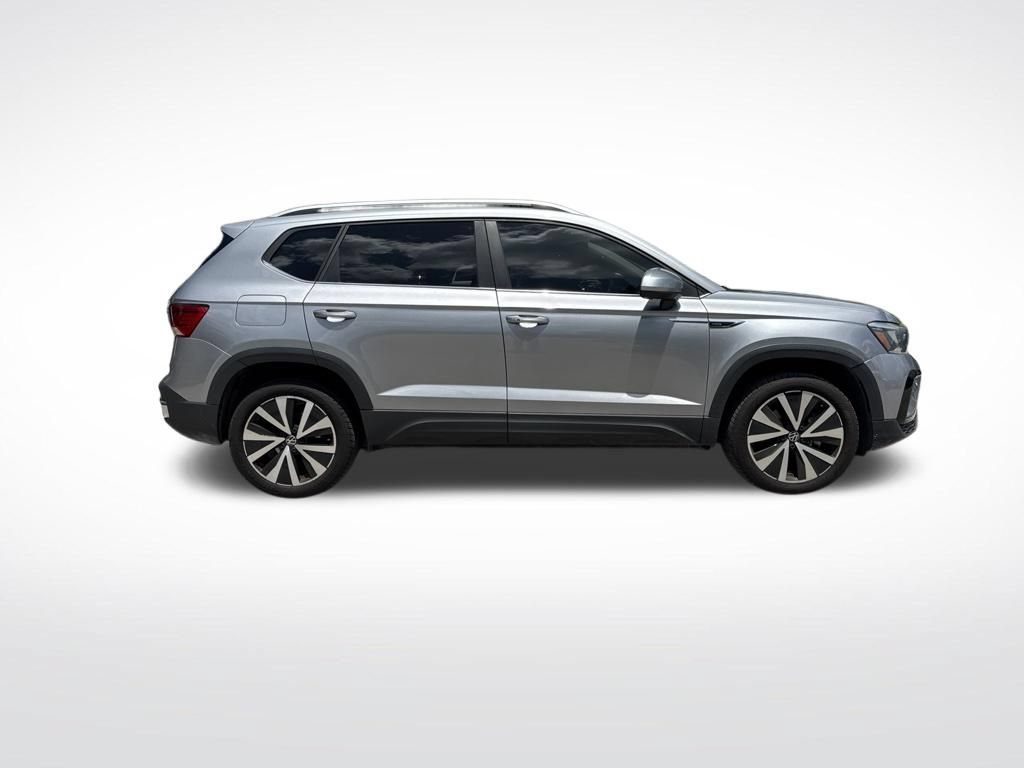 Used 2022 Volkswagen Taos SE FWD image 4
