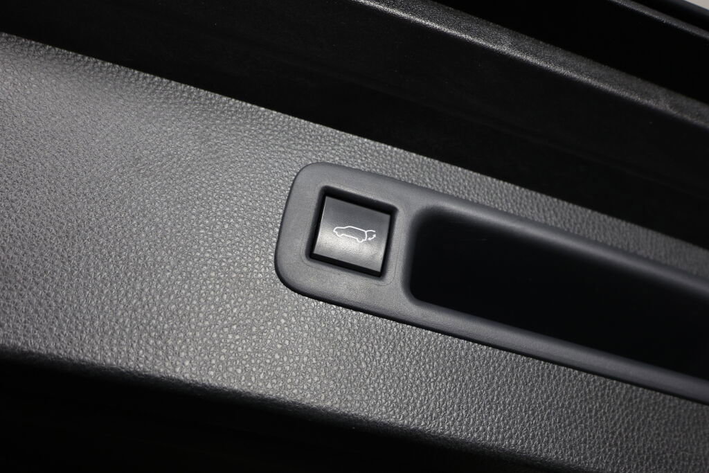 Used 2021 Toyota Highlander XLE AWD/4WD image 19
