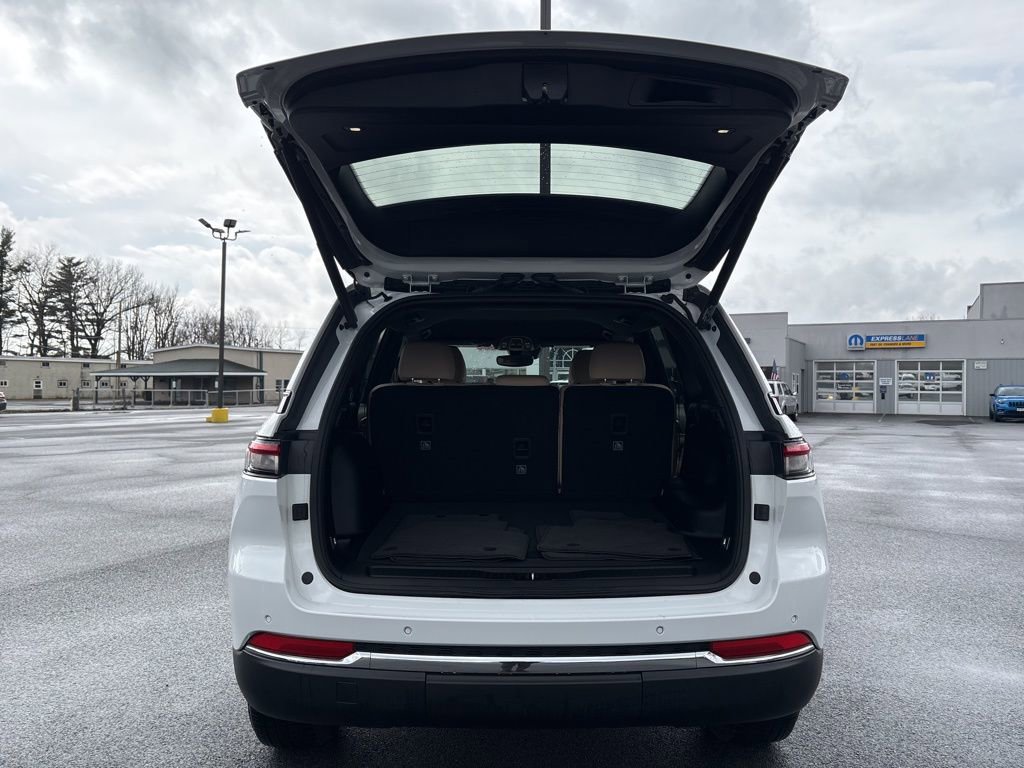 Used 2023 Jeep Grand Cherokee Limited image 20