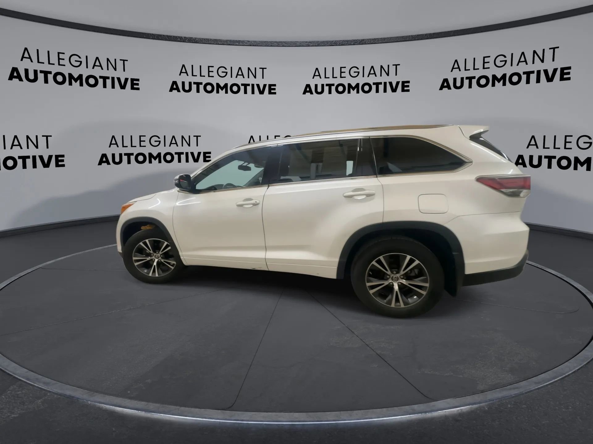 Used 2016 Toyota Highlander XLE image 7