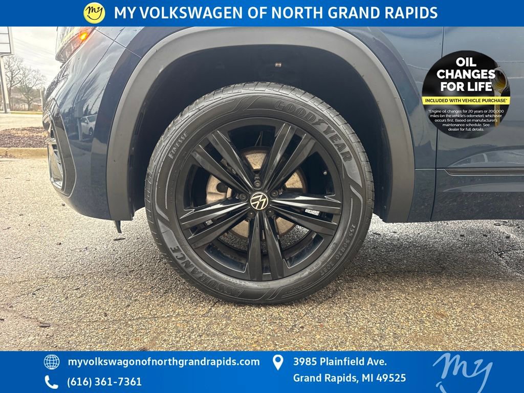 Certified 2023 Volkswagen Atlas Cross Sport SEL R-Line AWD/4WD image 32