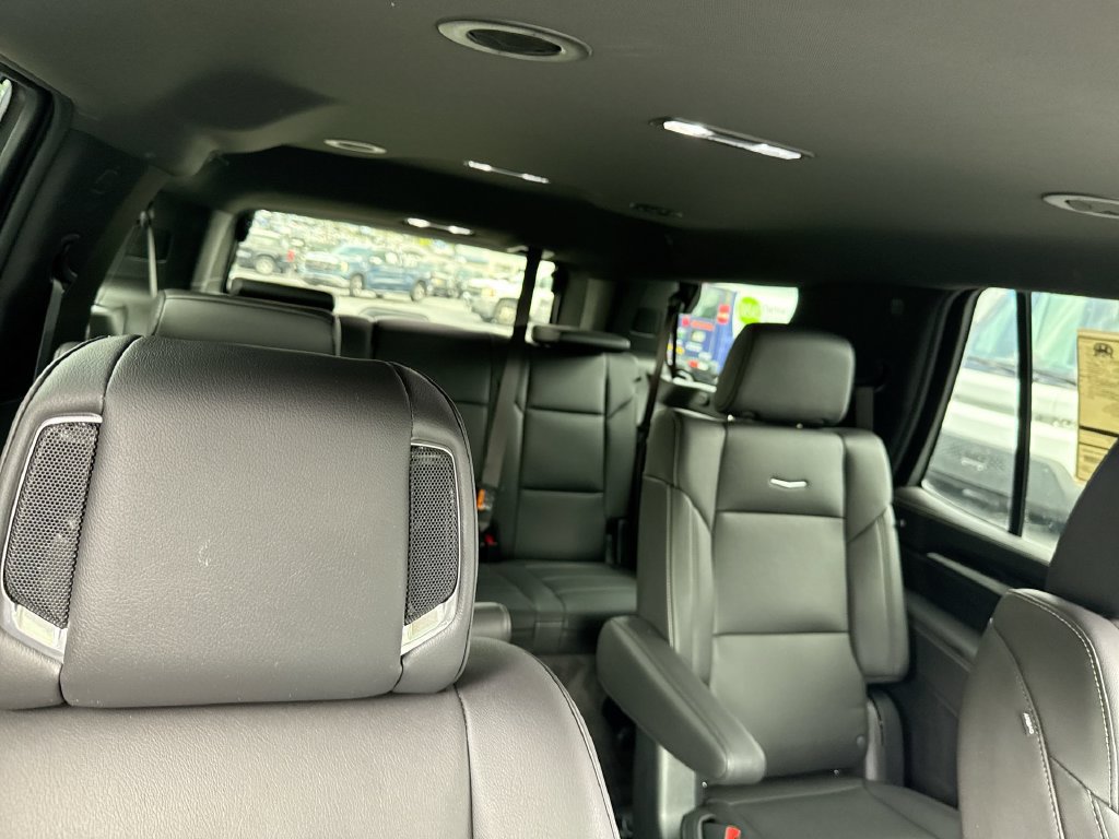 Used 2025 Cadillac Escalade Luxury w/ LPO, Floor Liner Package AWD/4WD image 34