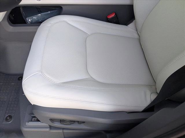 New 2026 Land Rover Defender 110 X-Dynamic SE image 4