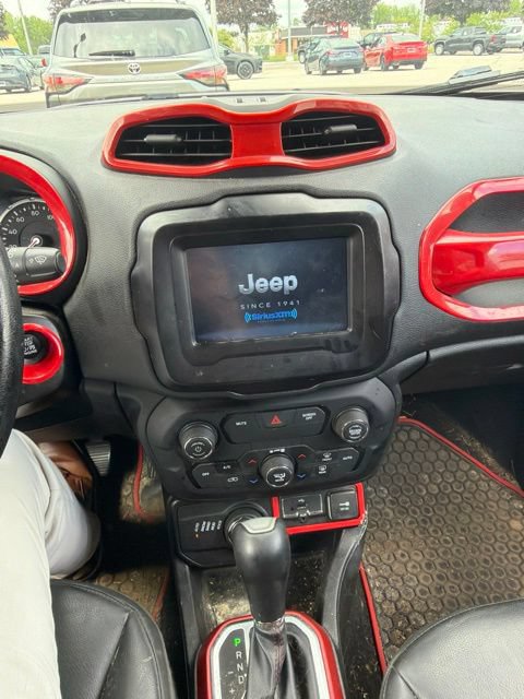 Used 2019 Jeep Renegade Trailhawk AWD/4WD image 9