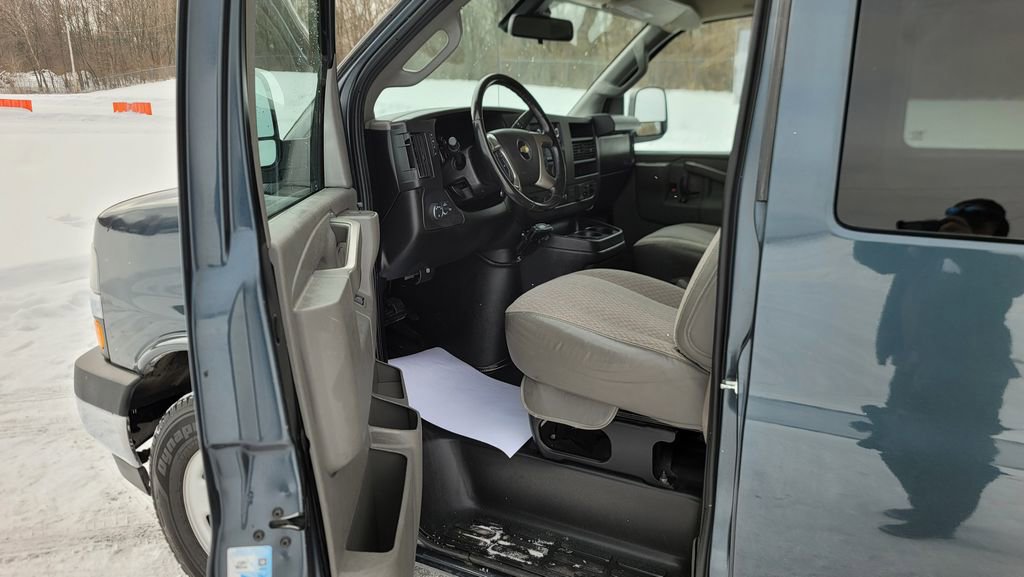 Used 2019 Chevrolet Express 2500 Extended image 18