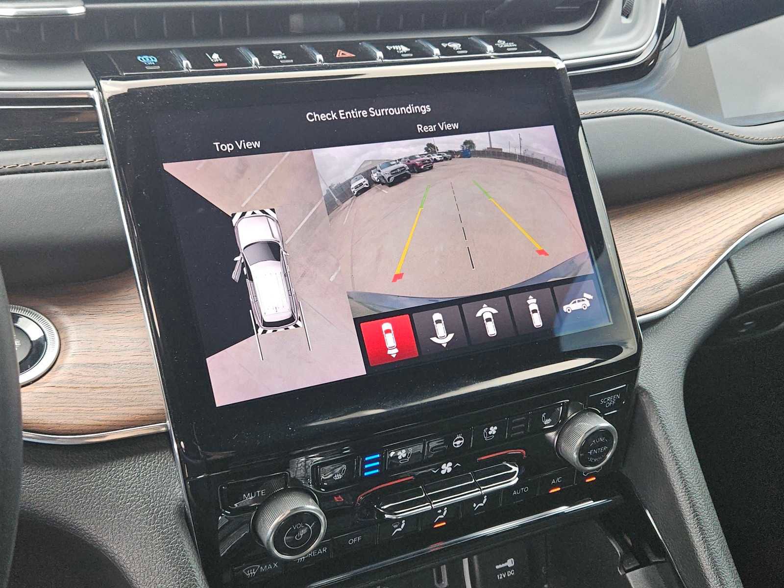 Used 2022 Jeep Grand Cherokee Summit w/ Luxury Tech Group V image 21