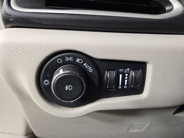 Used 2023 Chrysler Pacifica Touring-L image 28