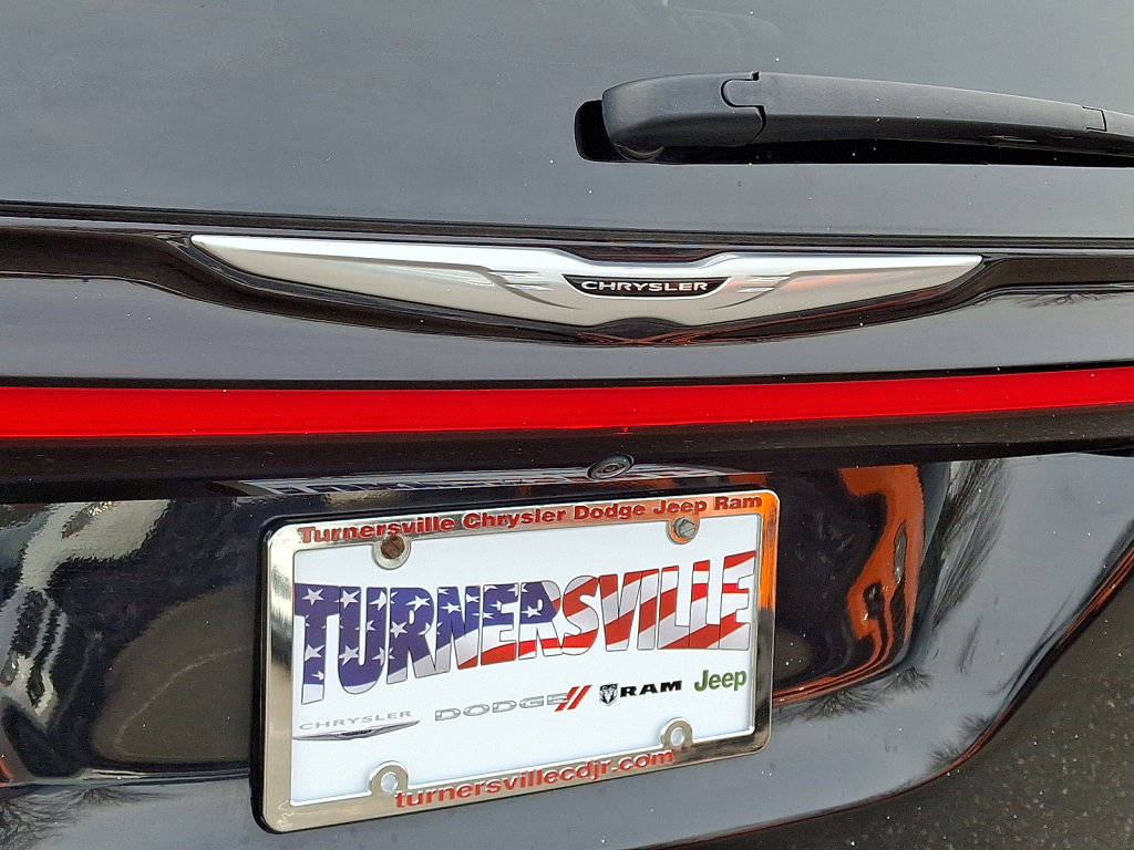 Used 2024 Chrysler Pacifica Touring-L image 16