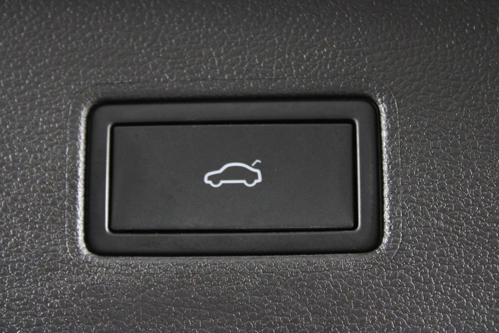 Used 2022 Volkswagen Tiguan SE R-Line image 16