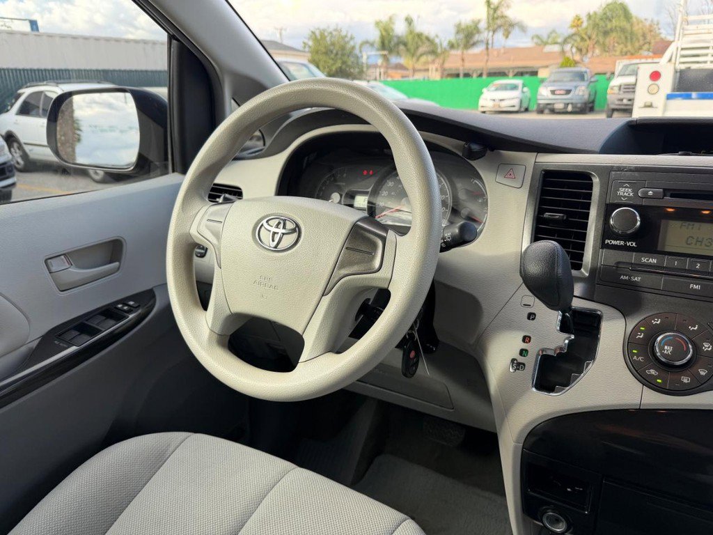 Used 2014 Toyota Sienna L image 24