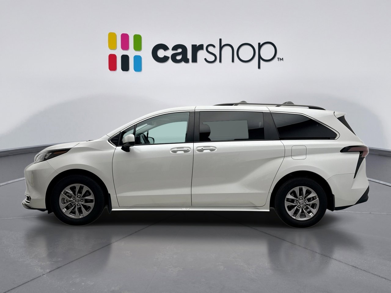 Used 2024 Toyota Sienna XLE image 2