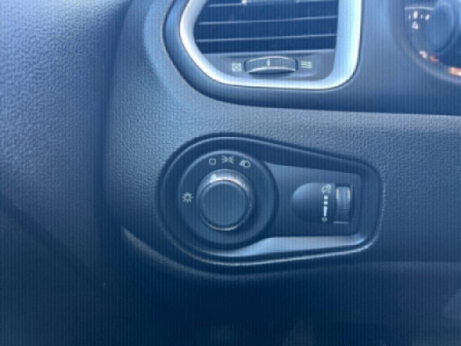 Used 2018 Jeep Renegade Sport w/ Power & Air Group image 13