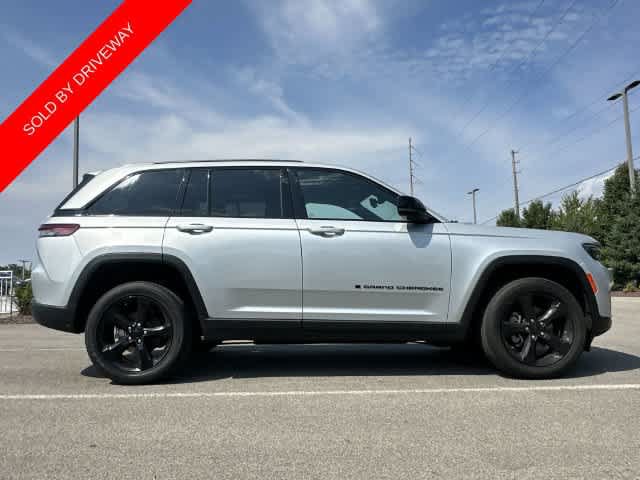 Used 2023 Jeep Grand Cherokee Altitude AWD/4WD image 3