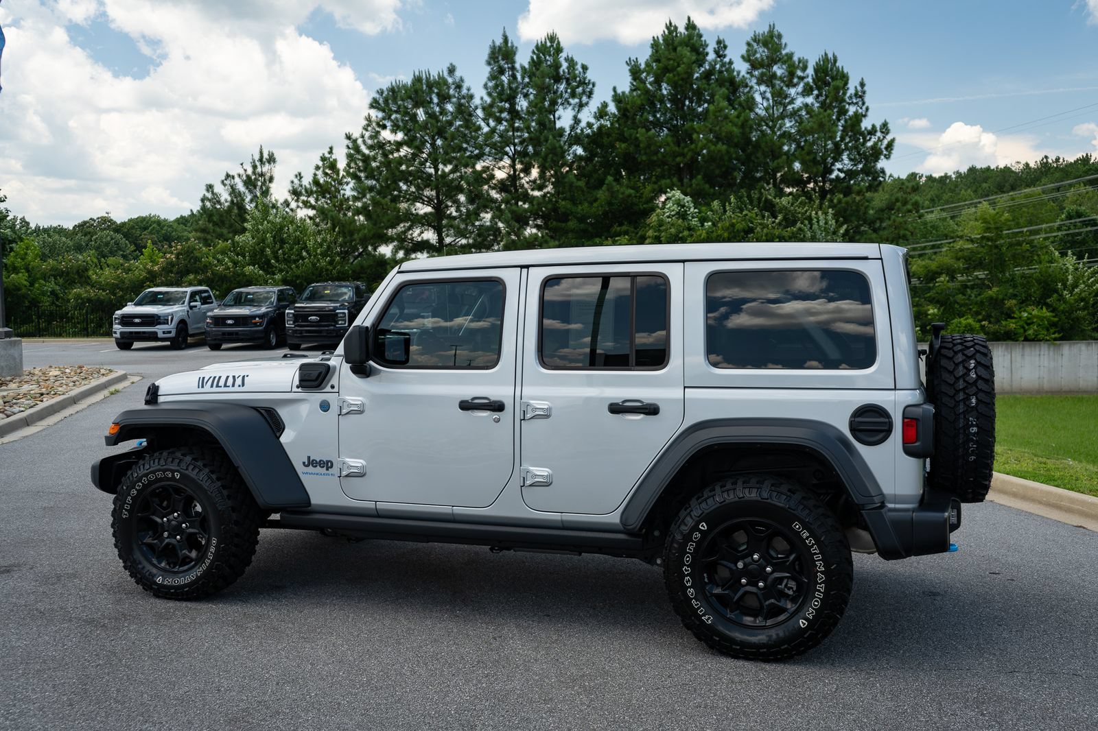 Used 2023 Jeep Wrangler Unlimited w/ Sun & Screen Package AWD/4WD image 7
