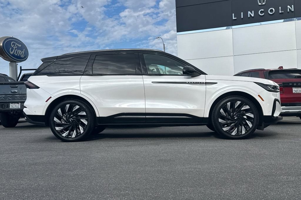 Used 2024 Lincoln Nautilus Reserve w/ Equipment Group 202A image 2