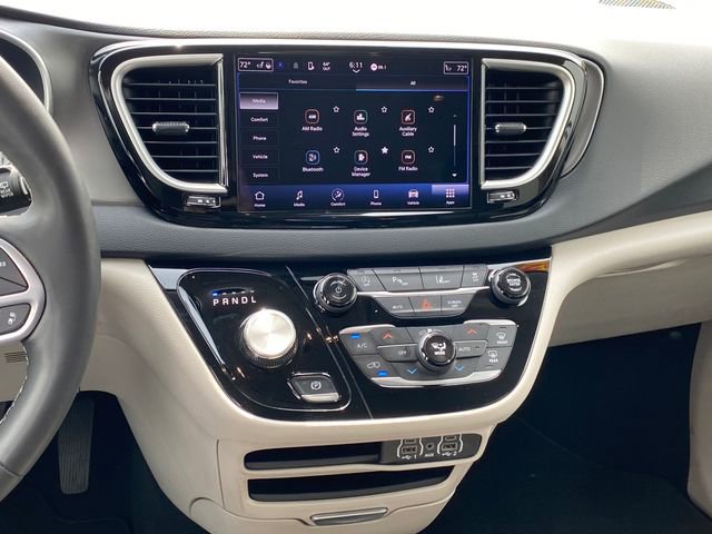 Used 2024 Chrysler Pacifica Touring-L FWD image 10