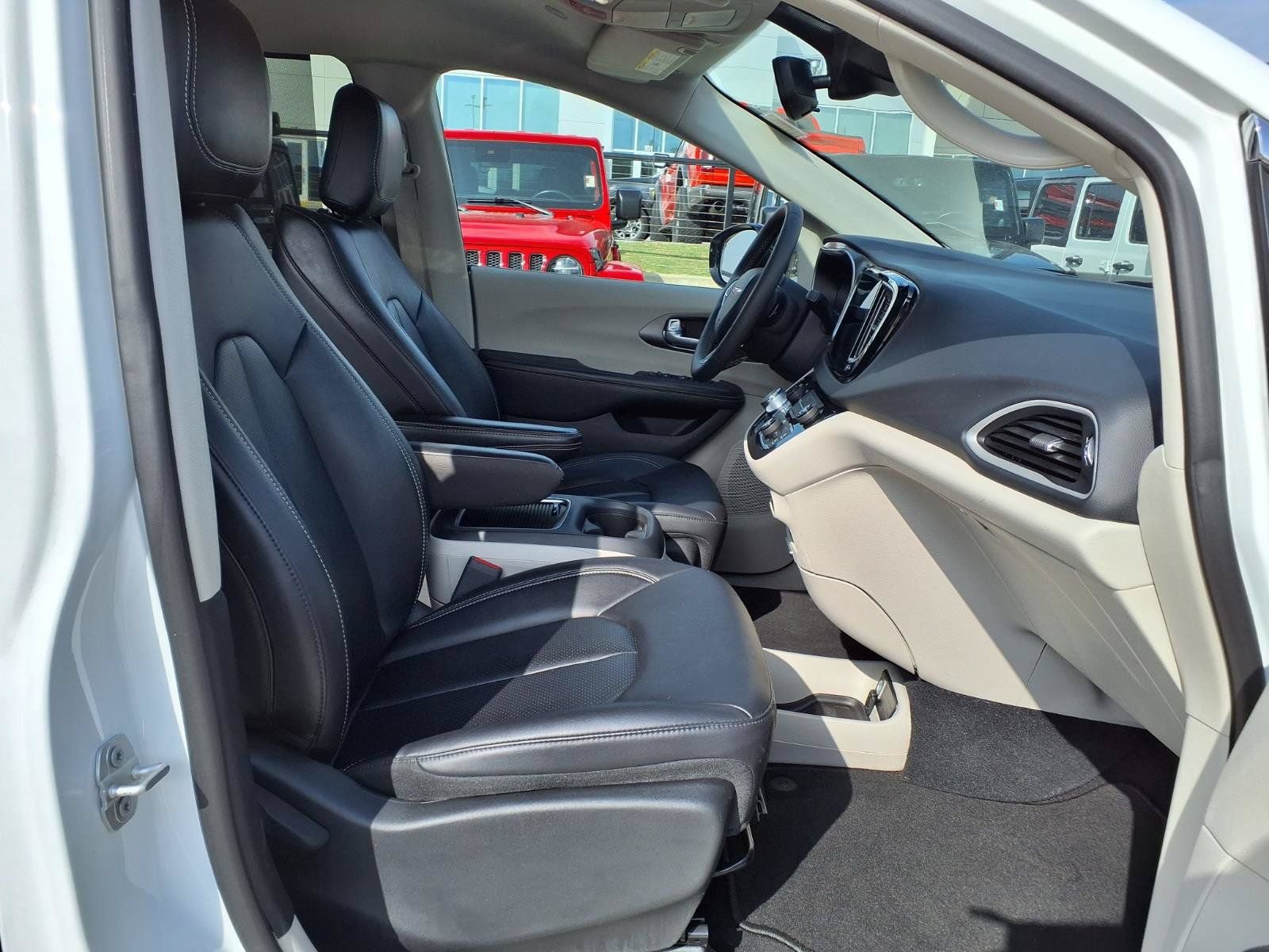 Used 2024 Chrysler Pacifica Touring-L FWD image 19
