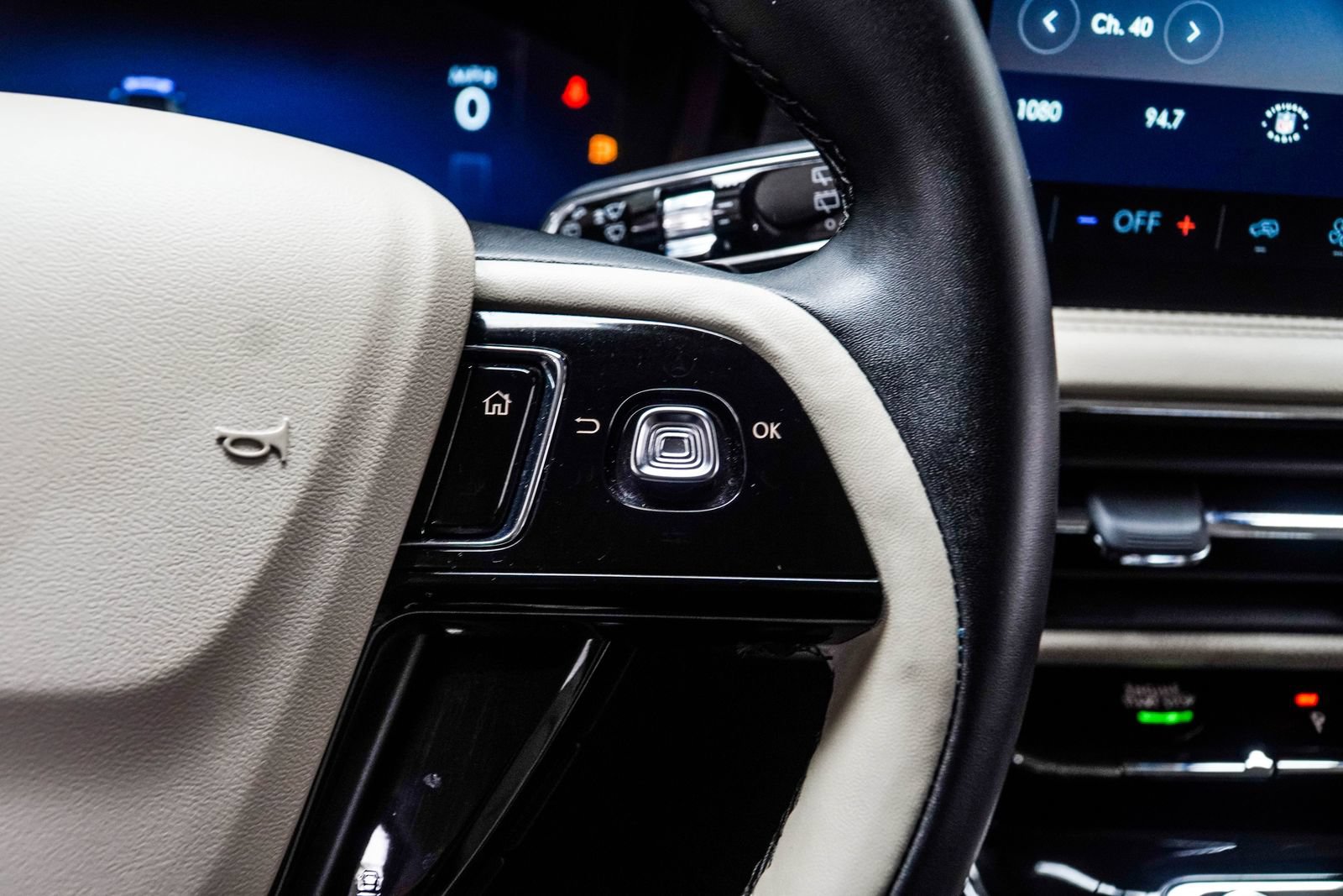Used 2025 Lincoln Corsair AWD image 31