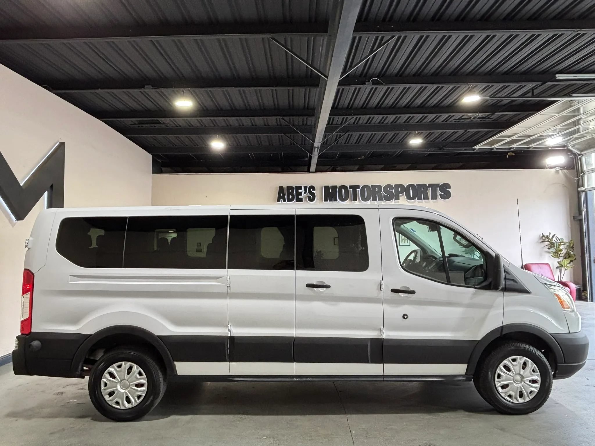 Used 2015 Ford Transit 350 XLT RWD image 4