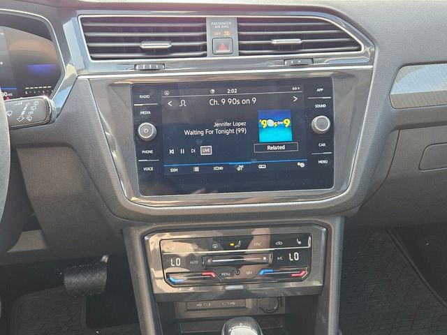 Used 2023 Volkswagen Tiguan SE w/ Panoramic Sunroof Package FWD image 8