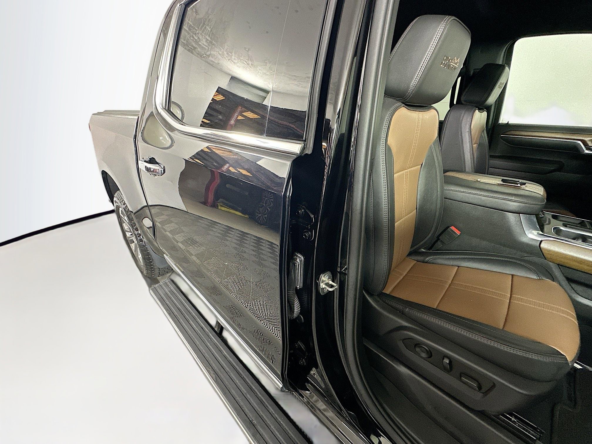 Used 2023 Chevrolet Silverado 1500 High Country w/ Technology Package AWD/4WD image 28