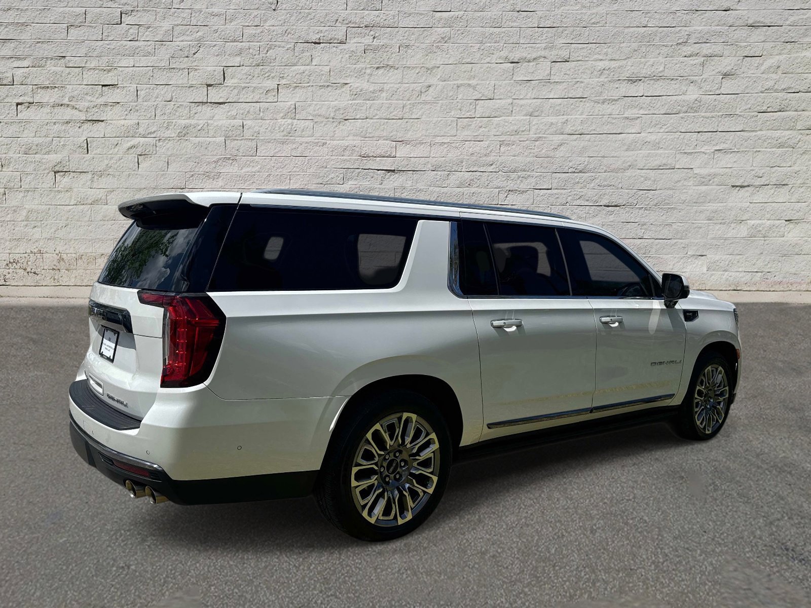 Used 2023 GMC Yukon XL Denali Ultimate AWD/4WD image 5