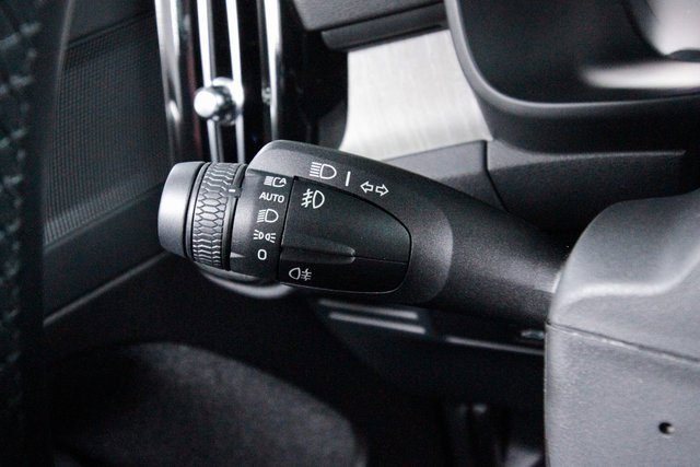 Certified 2025 Volvo XC40 B5 Plus image 19