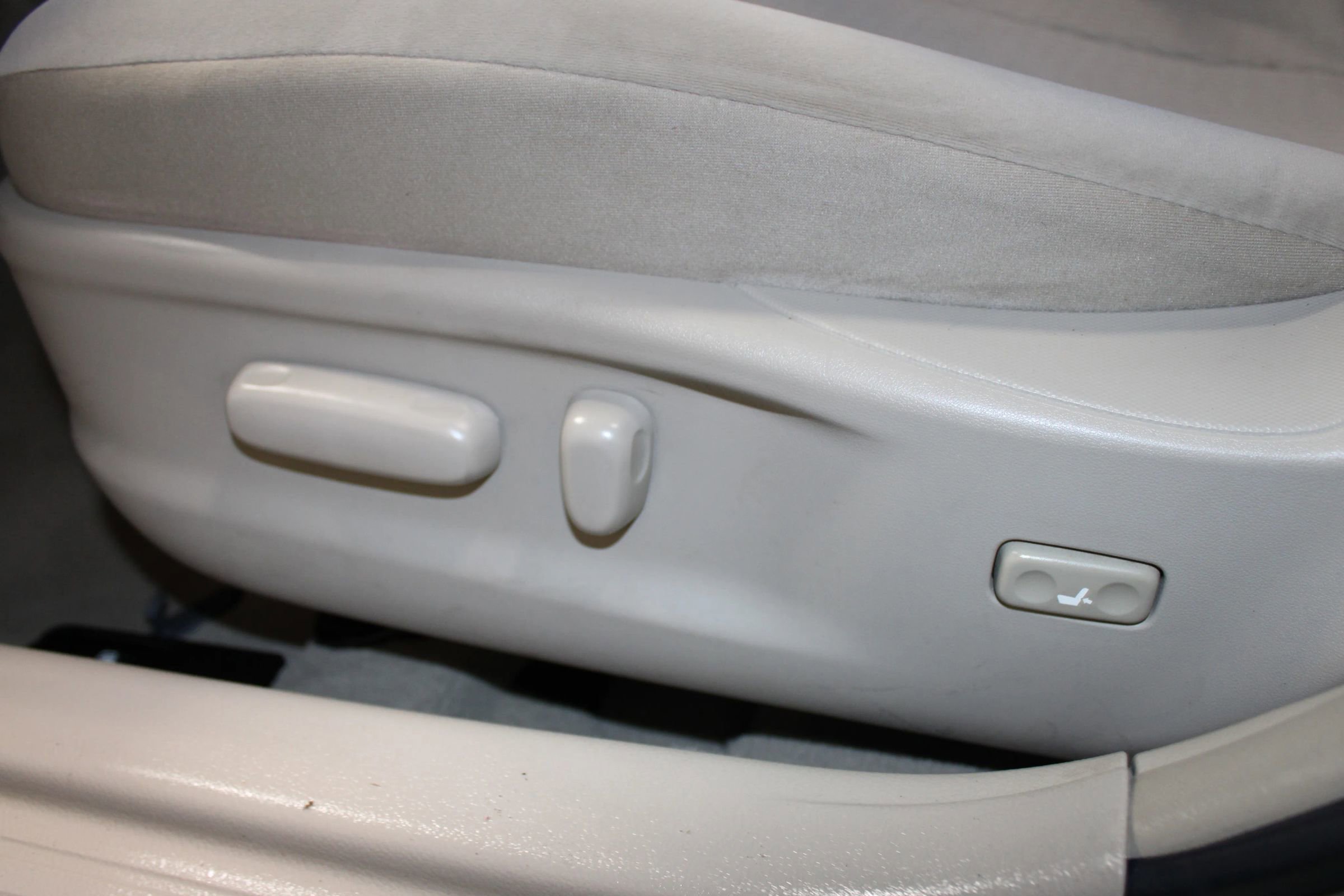 Used 2010 Toyota Camry LE image 9