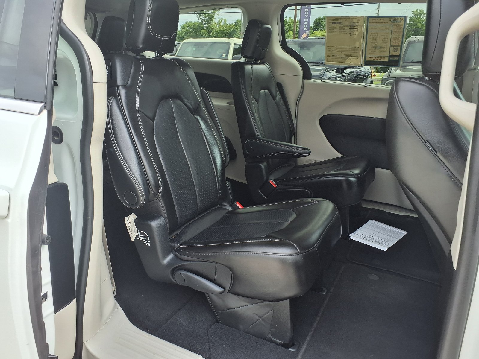 Used 2023 Chrysler Pacifica Touring-L FWD image 10