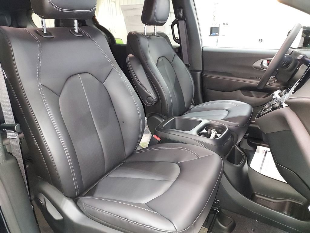 New 2026 Chrysler Pacifica Select image 30