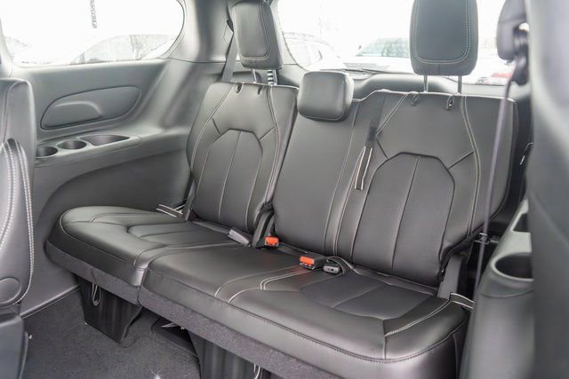 New 2026 Chrysler Pacifica Select image 10