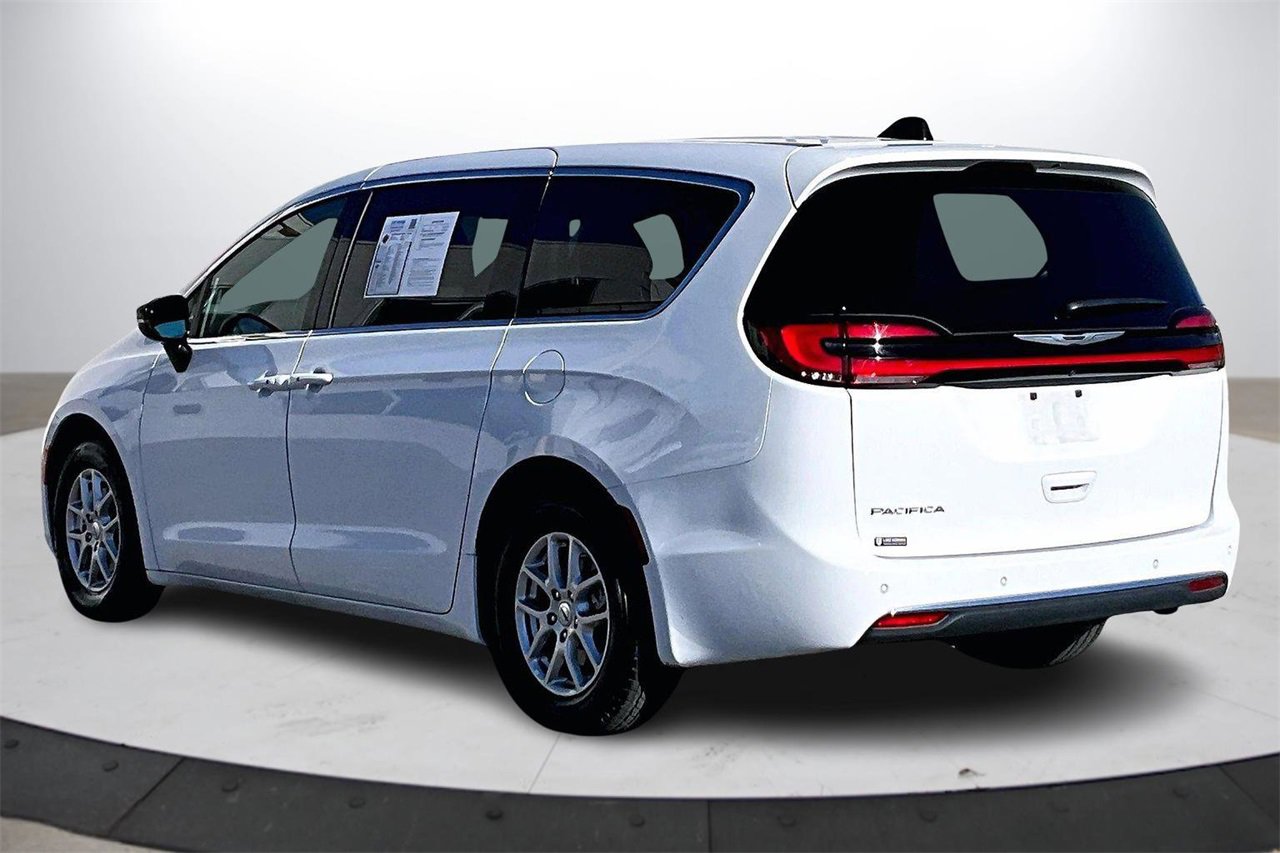 Certified 2024 Chrysler Pacifica Touring-L image 7