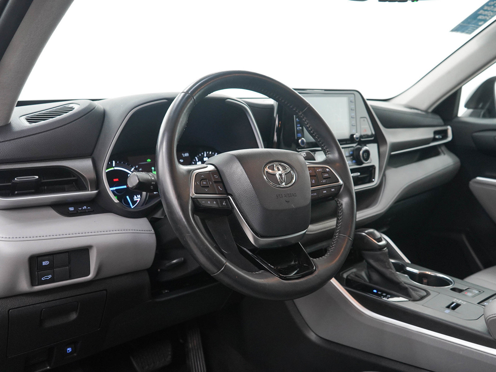 Used 2020 Toyota Highlander XLE AWD/4WD image 25