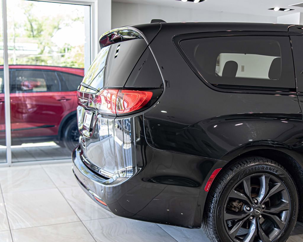 Used 2019 Chrysler Pacifica Touring Plus w/ S Appearance Package FWD image 12