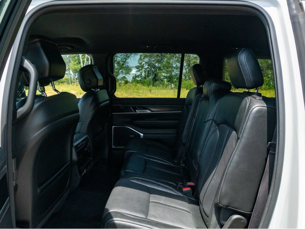 Used 2023 Jeep Wagoneer L Series II AWD/4WD image 14