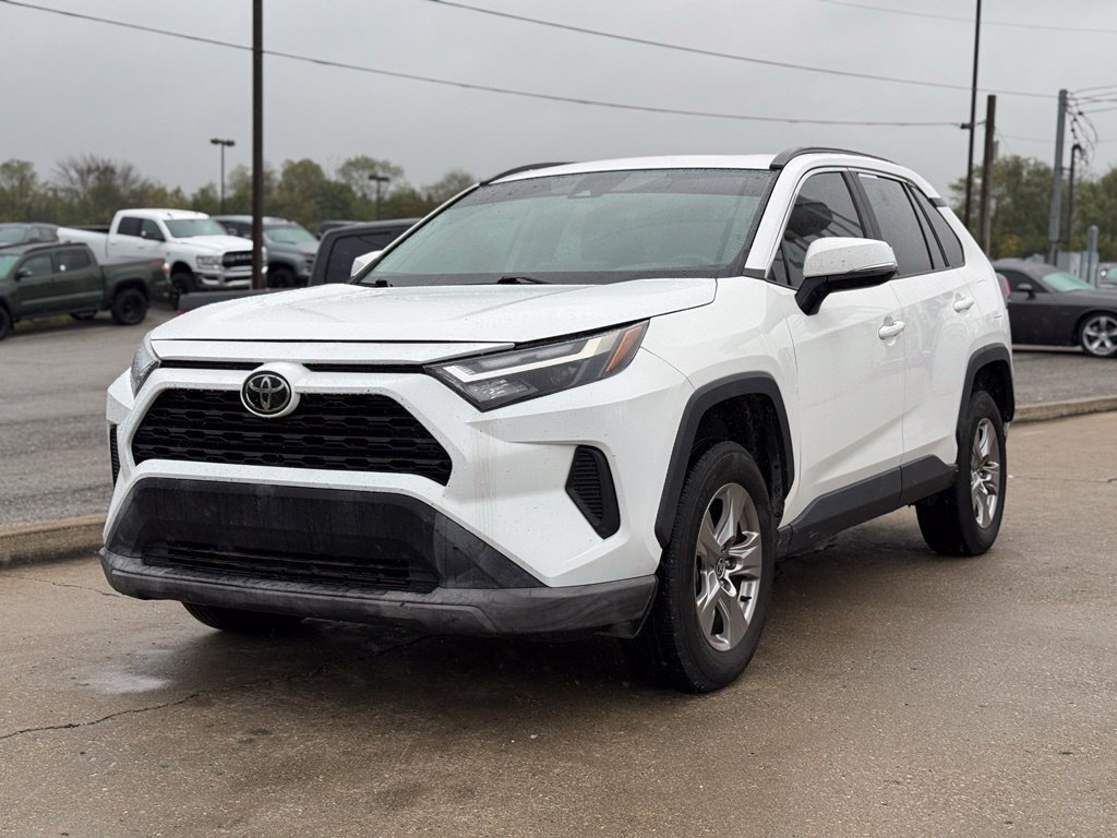 Used 2022 Toyota RAV4 XLE w/ Convenience Package FWD image 2