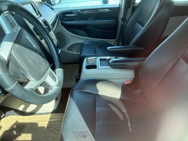 Used 2014 Chrysler Town & Country Touring-L w/ Driver Convenience Group FWD image 10