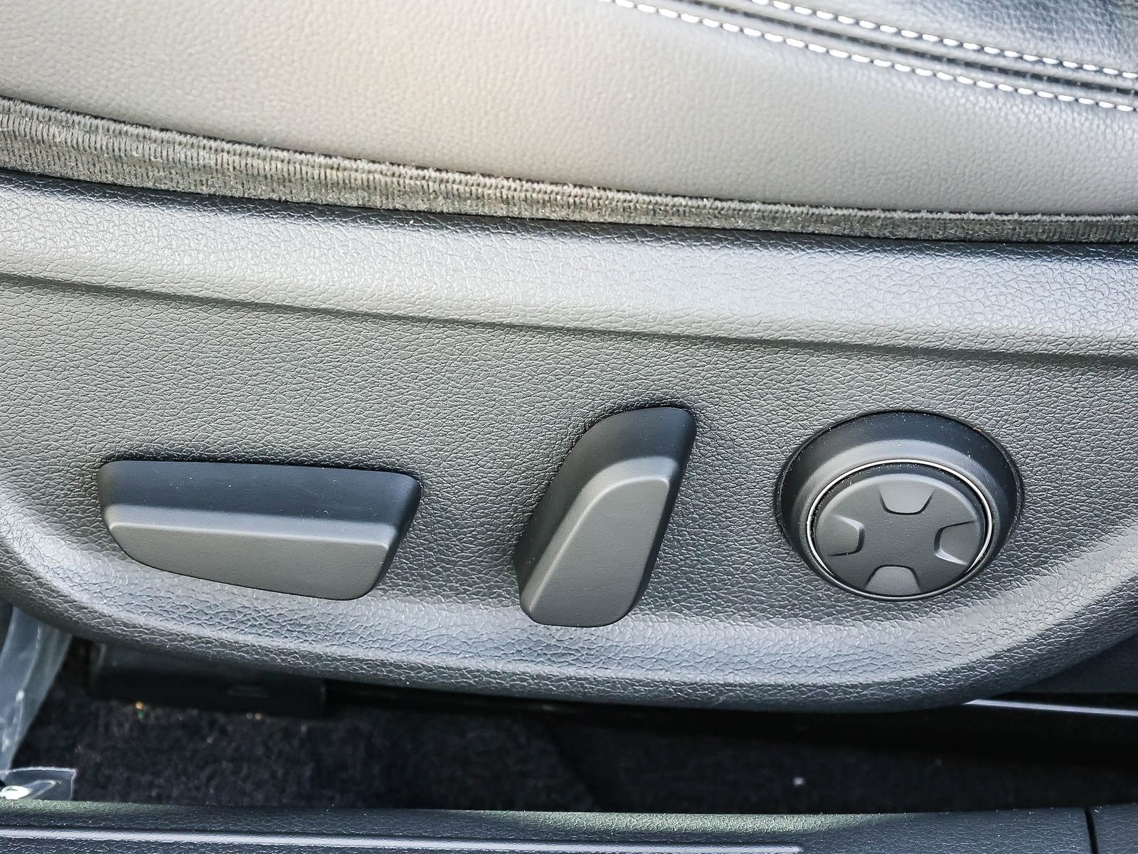 Used 2025 Genesis G70 2.5T image 24