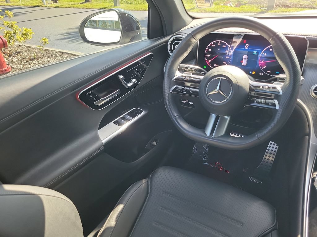 Used 2025 Mercedes-Benz GLC 300 4MATIC image 16