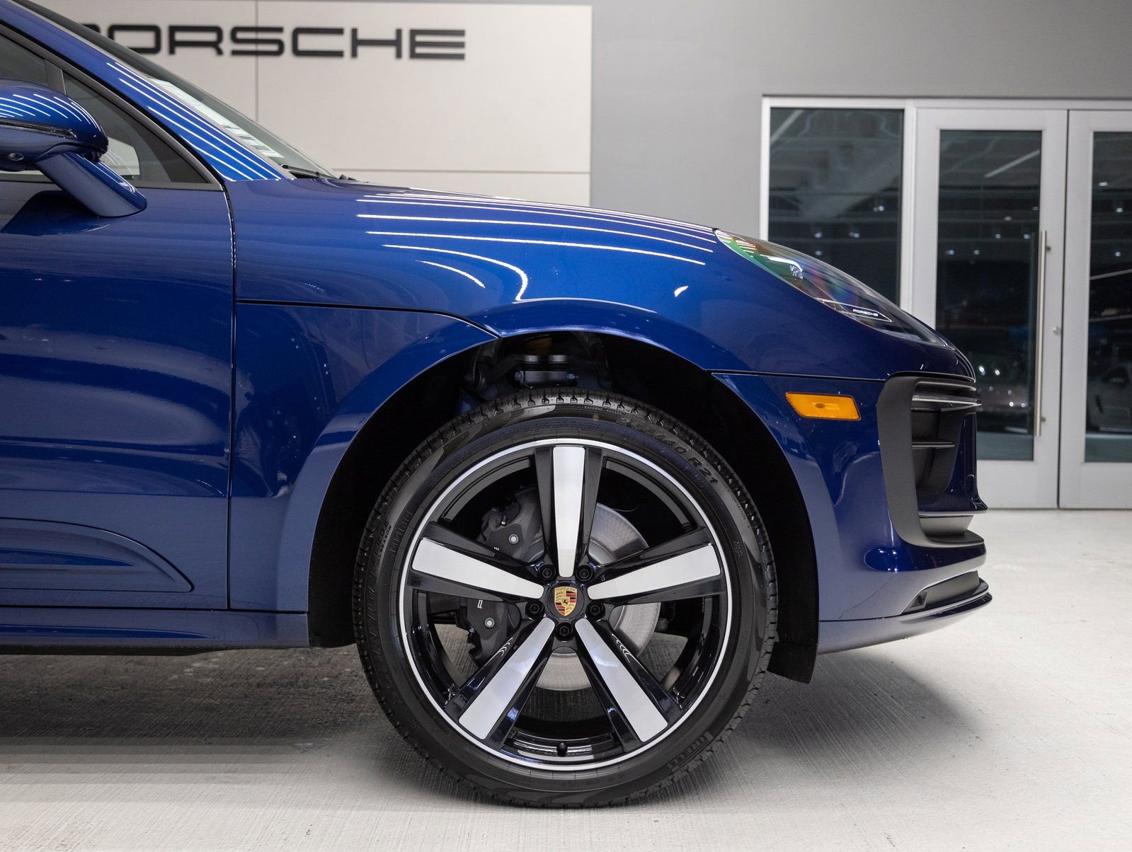 Certified 2025 Porsche Macan AWD/4WD image 11