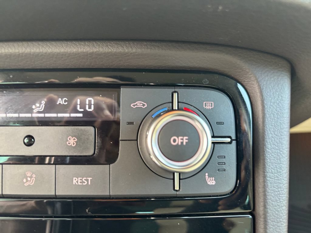 Used 2013 Volkswagen Touareg TDI AWD/4WD image 27