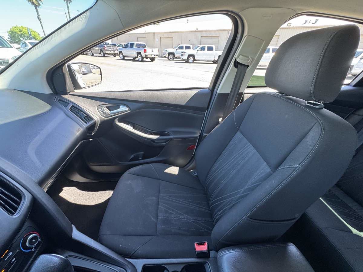 Used 2017 Ford Focus SE FWD image 29