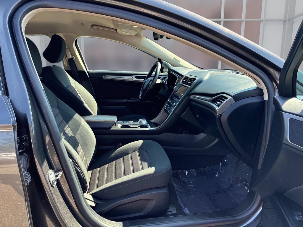 Used 2020 Ford Fusion SE FWD image 20