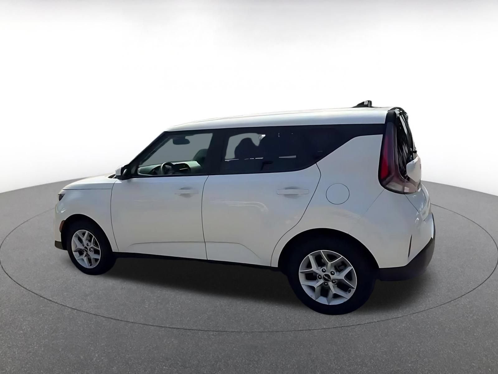 Used 2025 Kia Soul LX w/ LX Technology Package FWD image 9