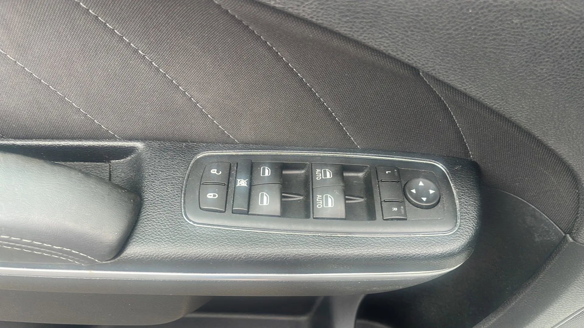 Used 2015 Dodge Charger SXT RWD image 9