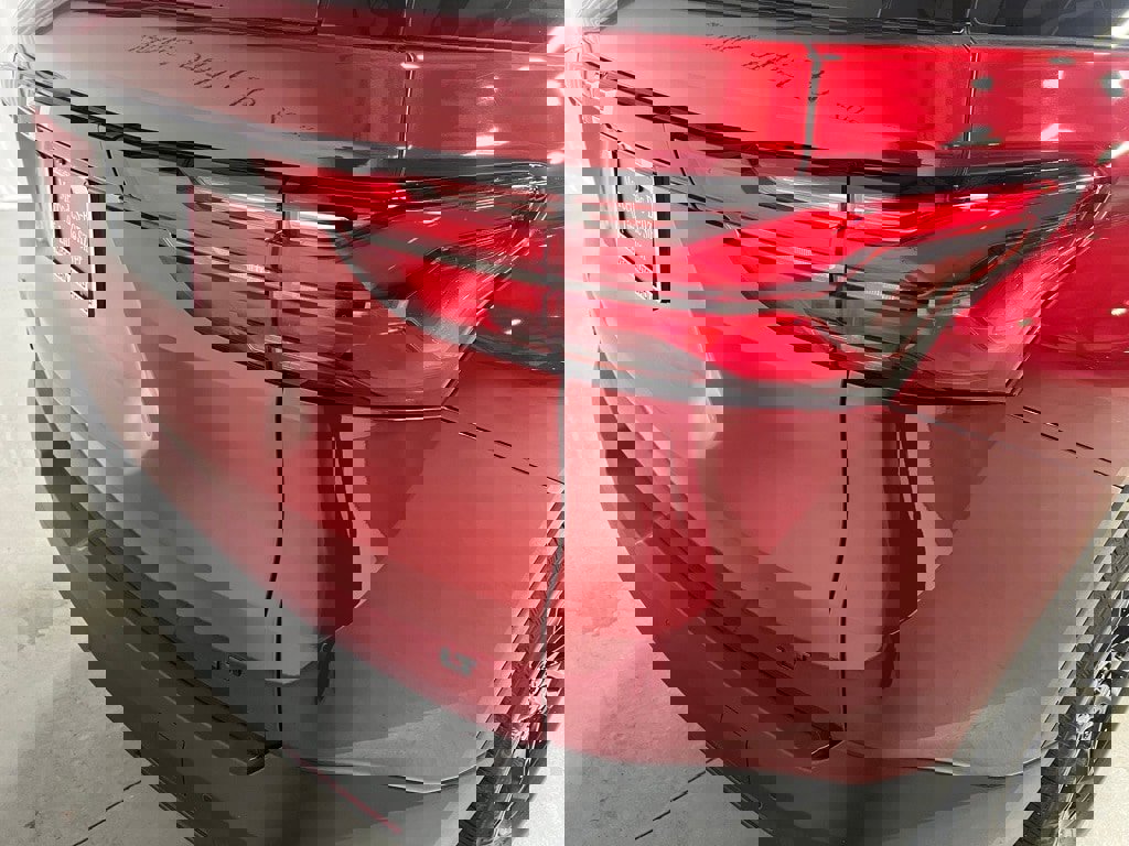 Used 2023 Chevrolet Traverse LT w/ Midnight/Sport Edition image 14