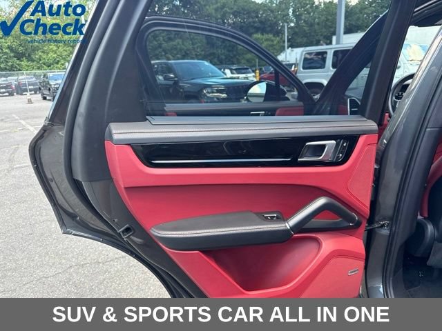Used 2022 Porsche Cayenne AWD/4WD image 32