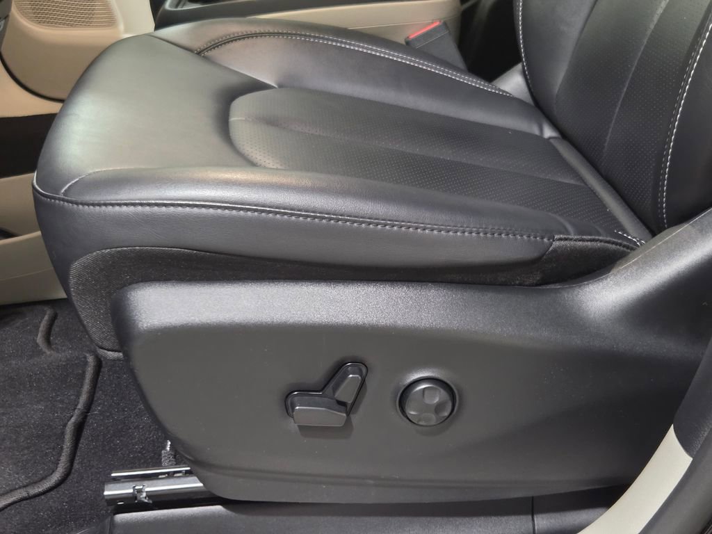 Certified 2024 Chrysler Pacifica Touring-L image 27